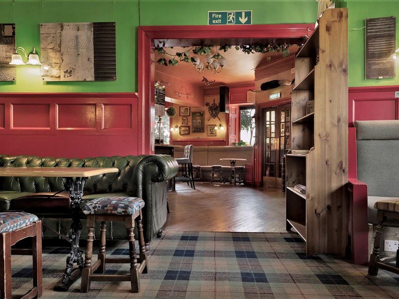 (Pub, Bar). Published on 02-10-2022 