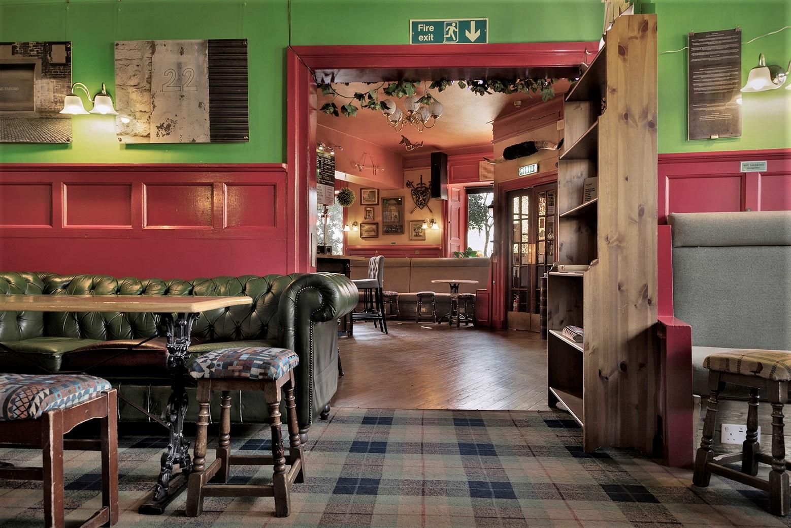 (Pub, Bar). Published on 02-10-2022