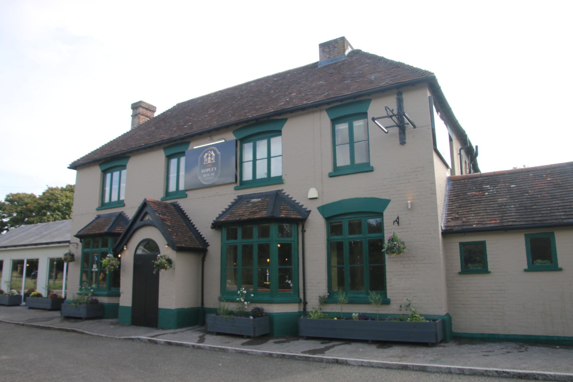 Frontage. (Pub, Key). Published on 19-09-2026