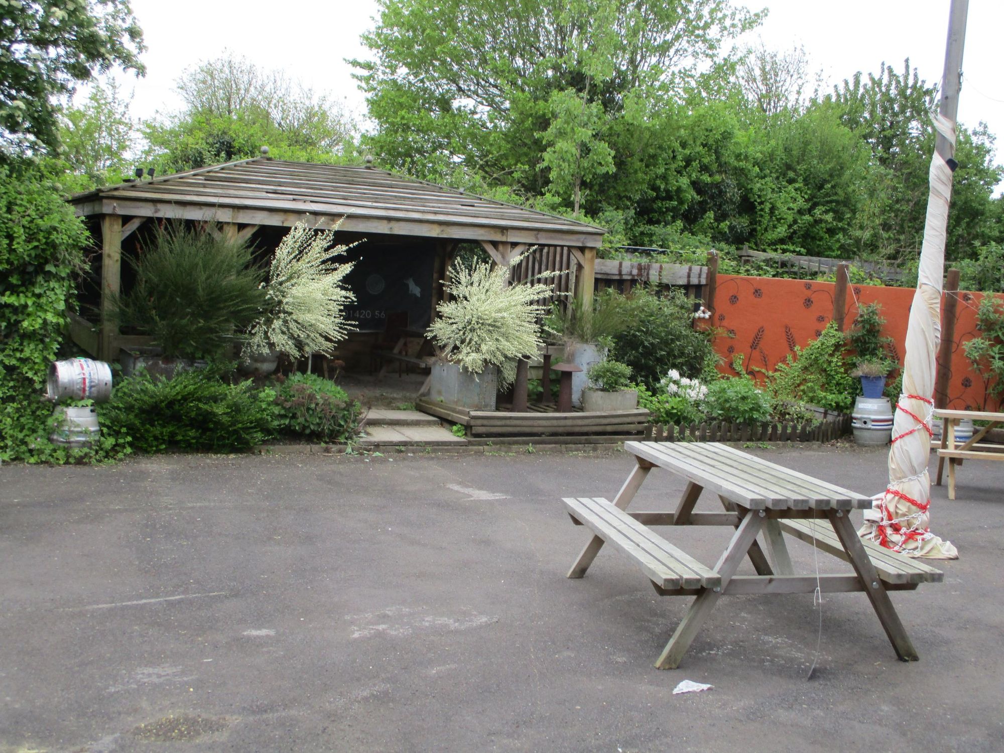 Outside seating and smoking refuge. Published on 23-05-2023