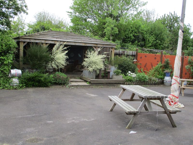 Outside seating and smoking refuge. Published on 23-05-2023