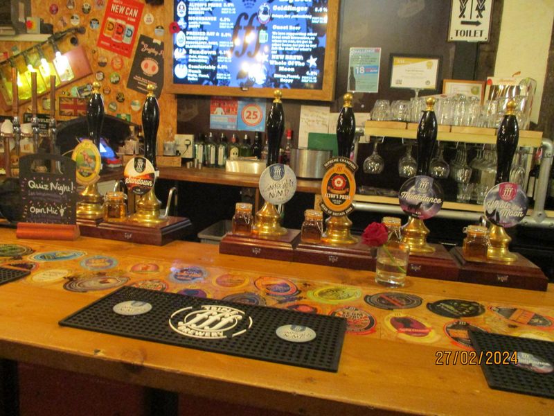 The bar with six handpumps. Published on 03-03-2024