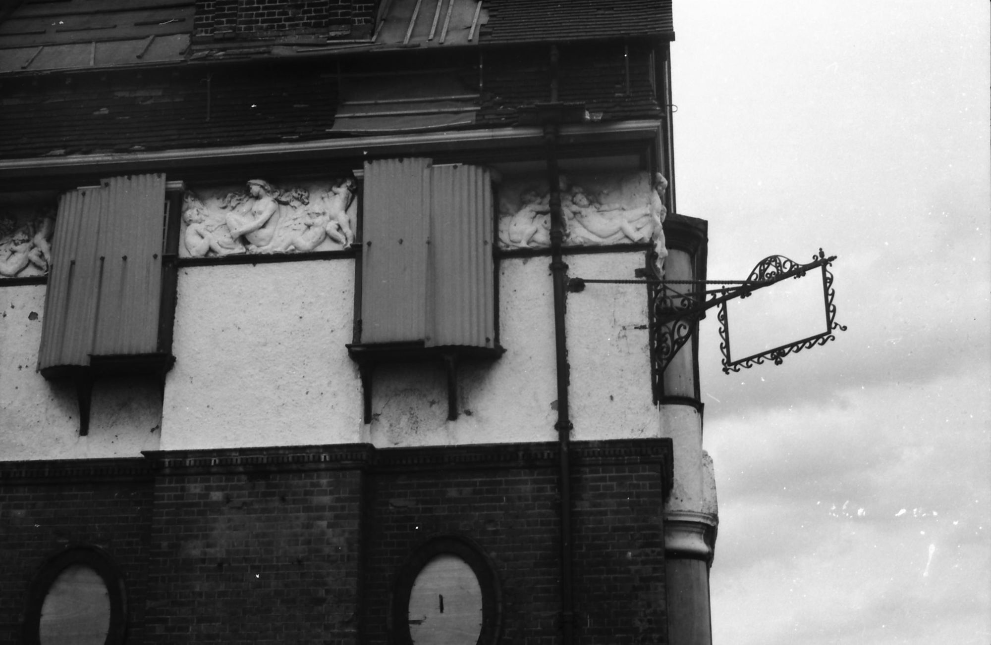 Gallions Hotel London E16 taken in 1986.. (Pub, External). Published on 09-01-2019