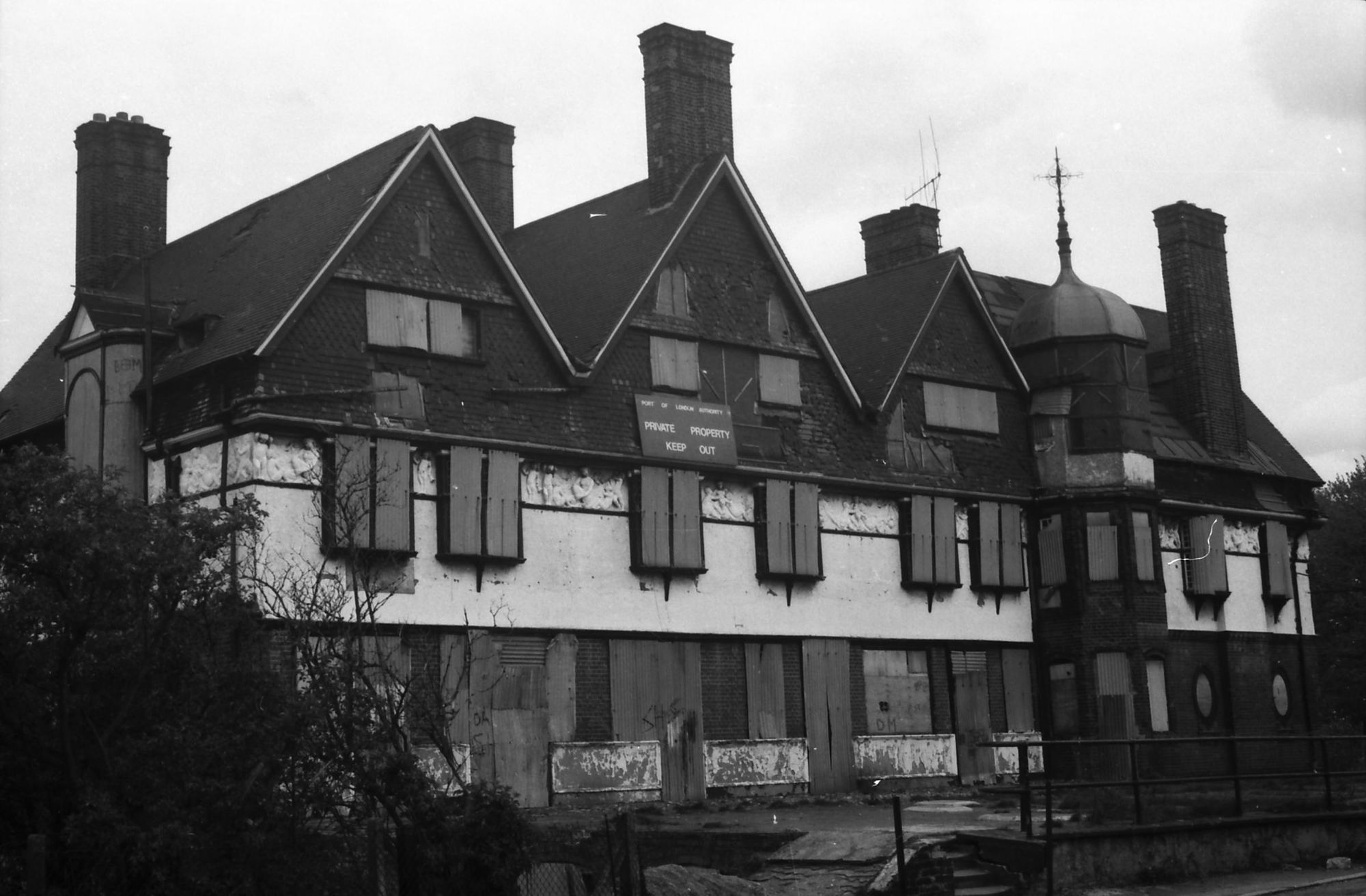 Gallions Hotel London E16 taken in 1986.. (Pub, External). Published on 09-01-2019