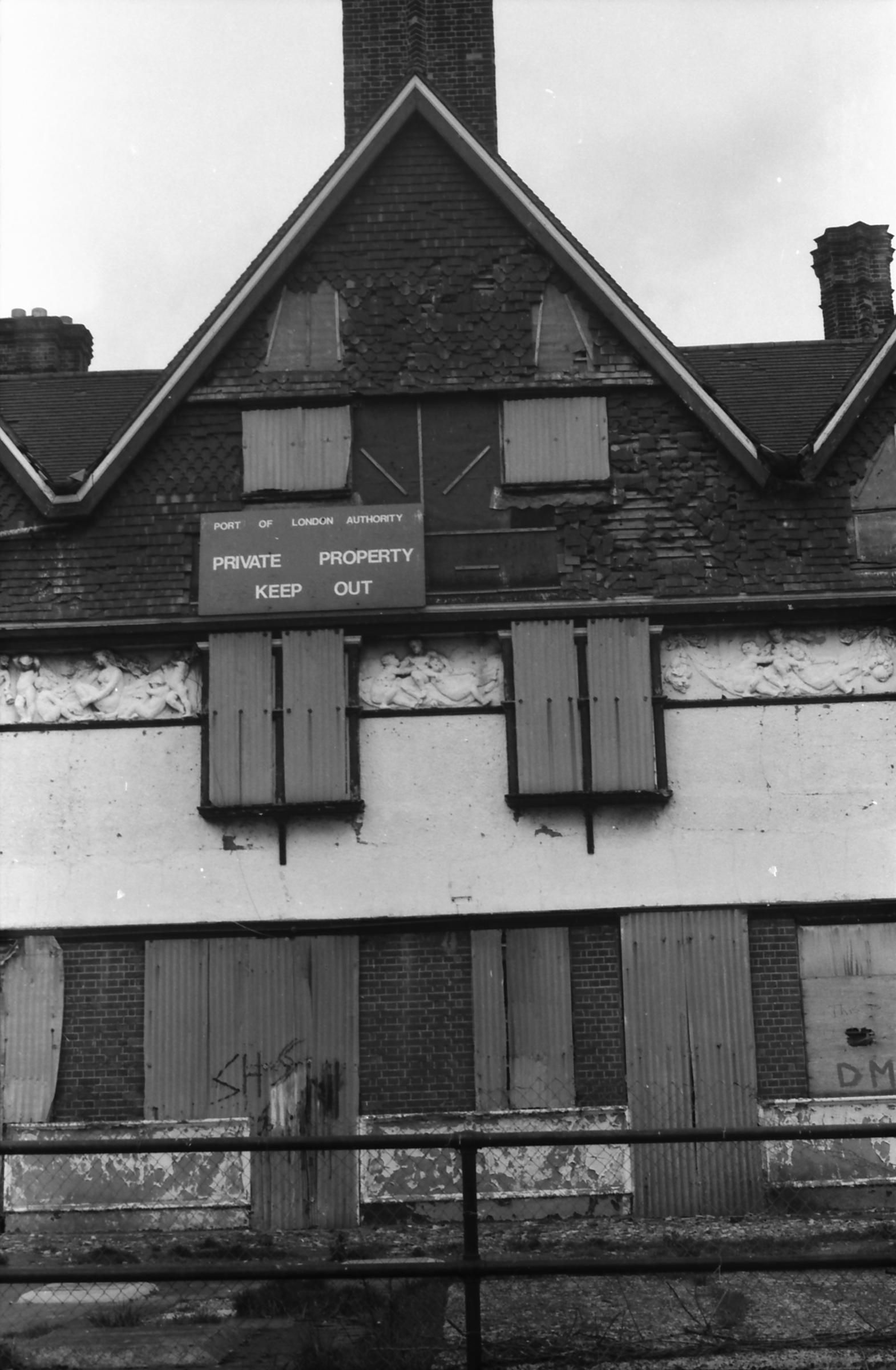 Gallions Hotel London E16 taken in 1986.. (Pub, External). Published on 09-01-2019