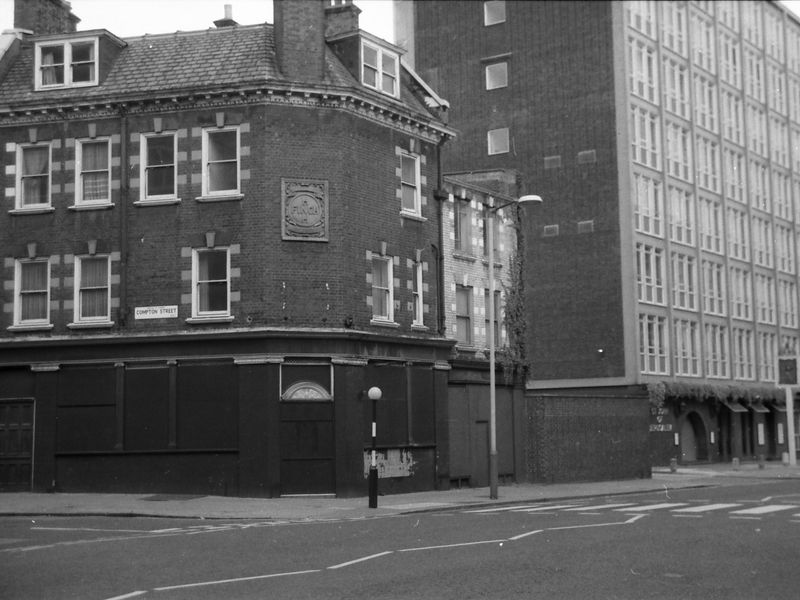 George London EC1 in Aug 1986. St John of Jerusalem to the rear.. (Pub, External). Published on 07-02-2019