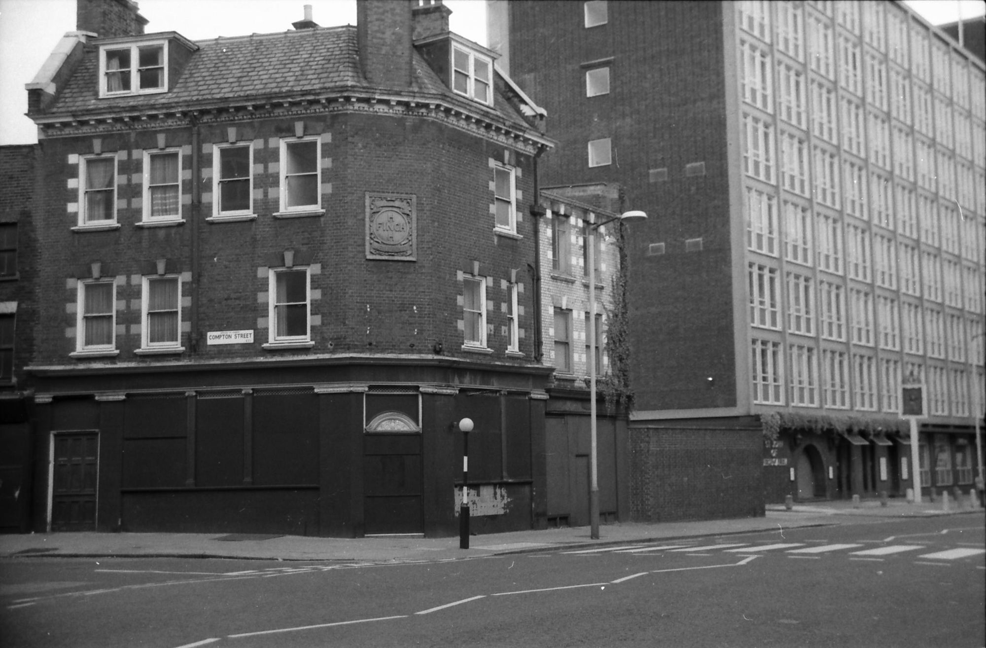 George London EC1 in Aug 1986. St John of Jerusalem to the rear.. (Pub, External). Published on 07-02-2019
