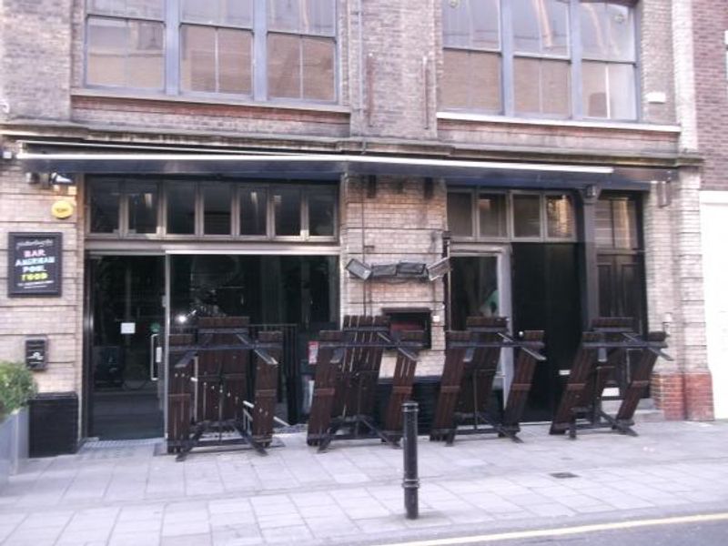 19:20 London EC1 taken May 2016. (Pub). Published on 19-05-2016