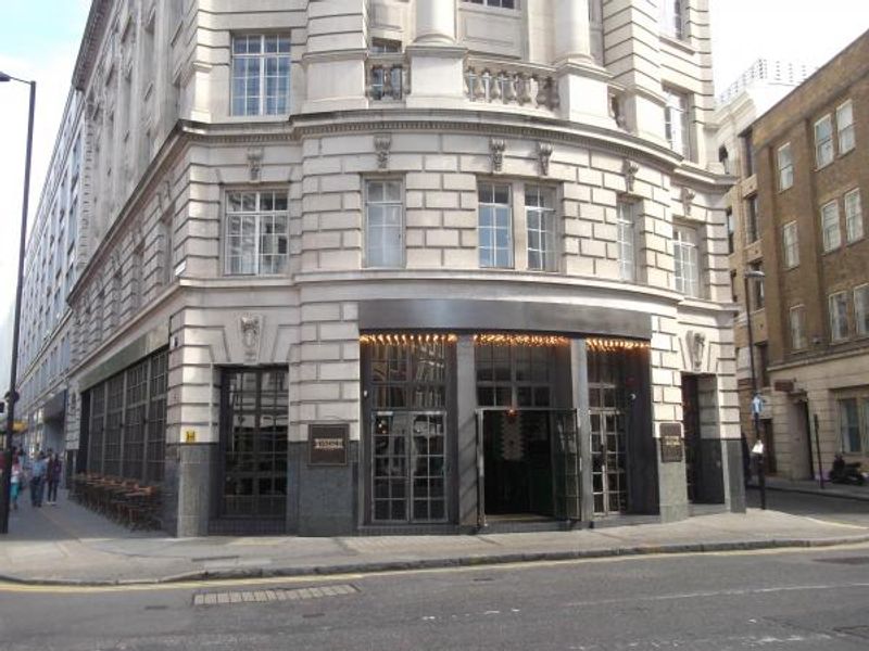 Singer Tavern London EC1 taken Aug 2015. Published on 10-05-2016