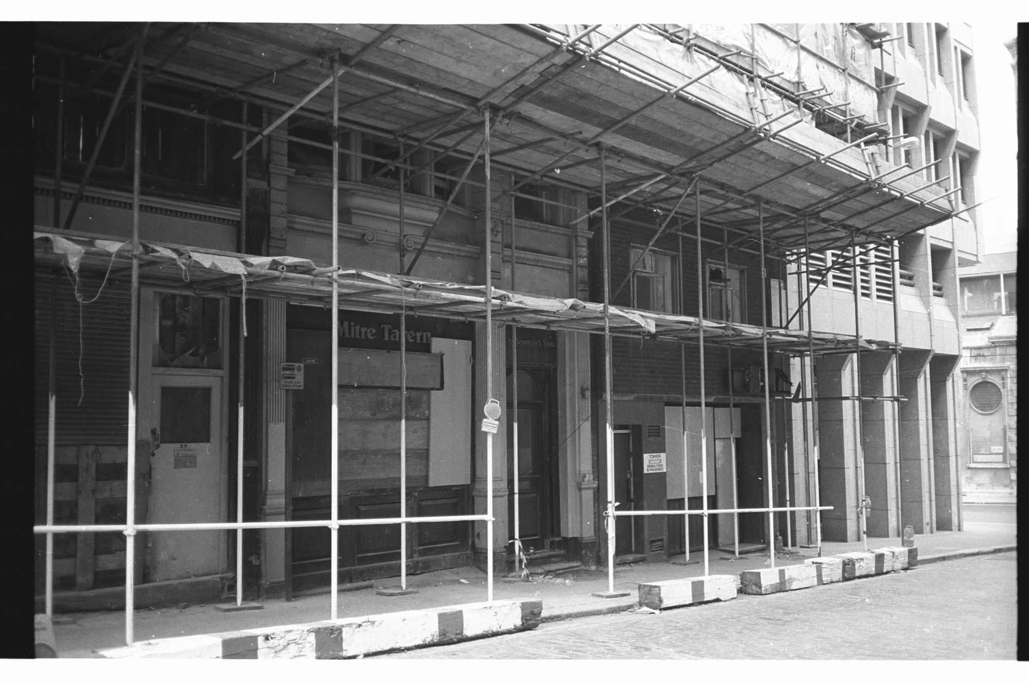 Mitre London EC3 taken in July 1985.. (Pub, External, Key). Published on 12-04-2019