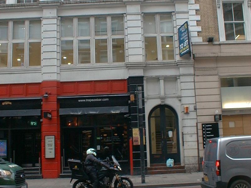 Trapeze London EC2A taken 20220228. (Pub). Published on 03-03-2022
