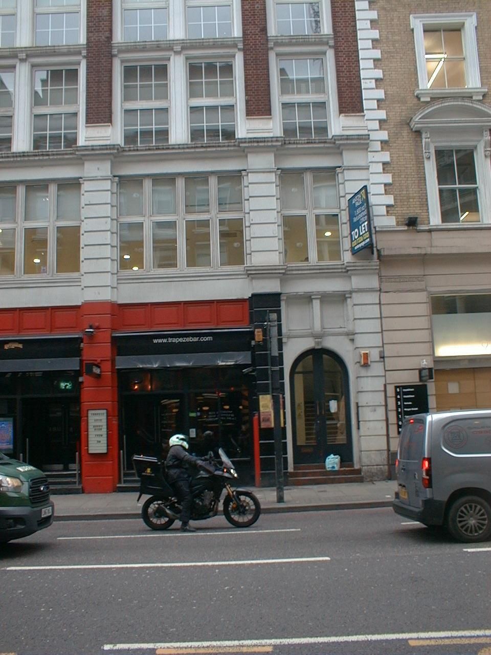 Trapeze London EC2A taken 20220228. (Pub). Published on 03-03-2022