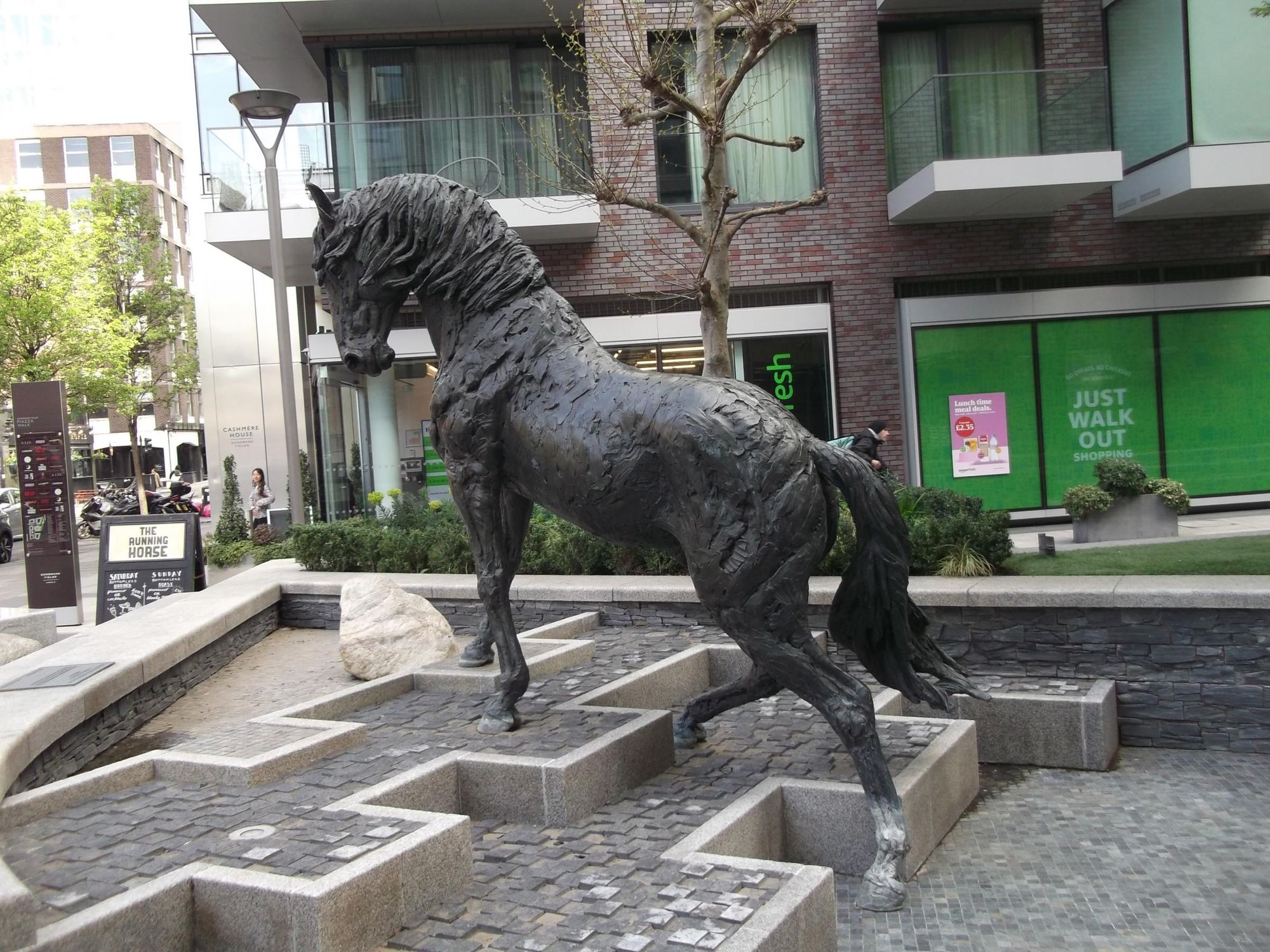 Running Horse London E1 taken 2022-04-11. (Pub, External). Published on 22-04-2022