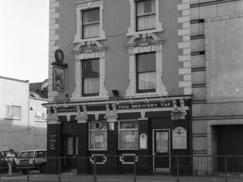 Brewery Tap London E1 taken in Oct 1988. (Pub, External). Published on 27-12-2017