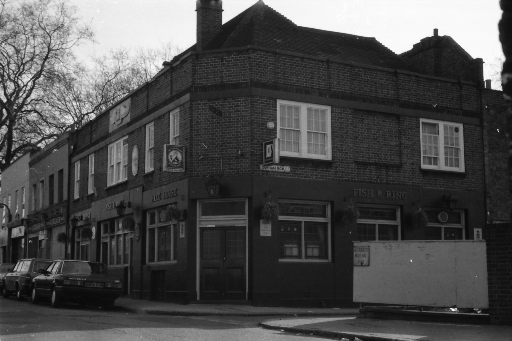 Fish & Ring London E1 taken 19-4-1987. (Pub, External). Published on 28-12-2017