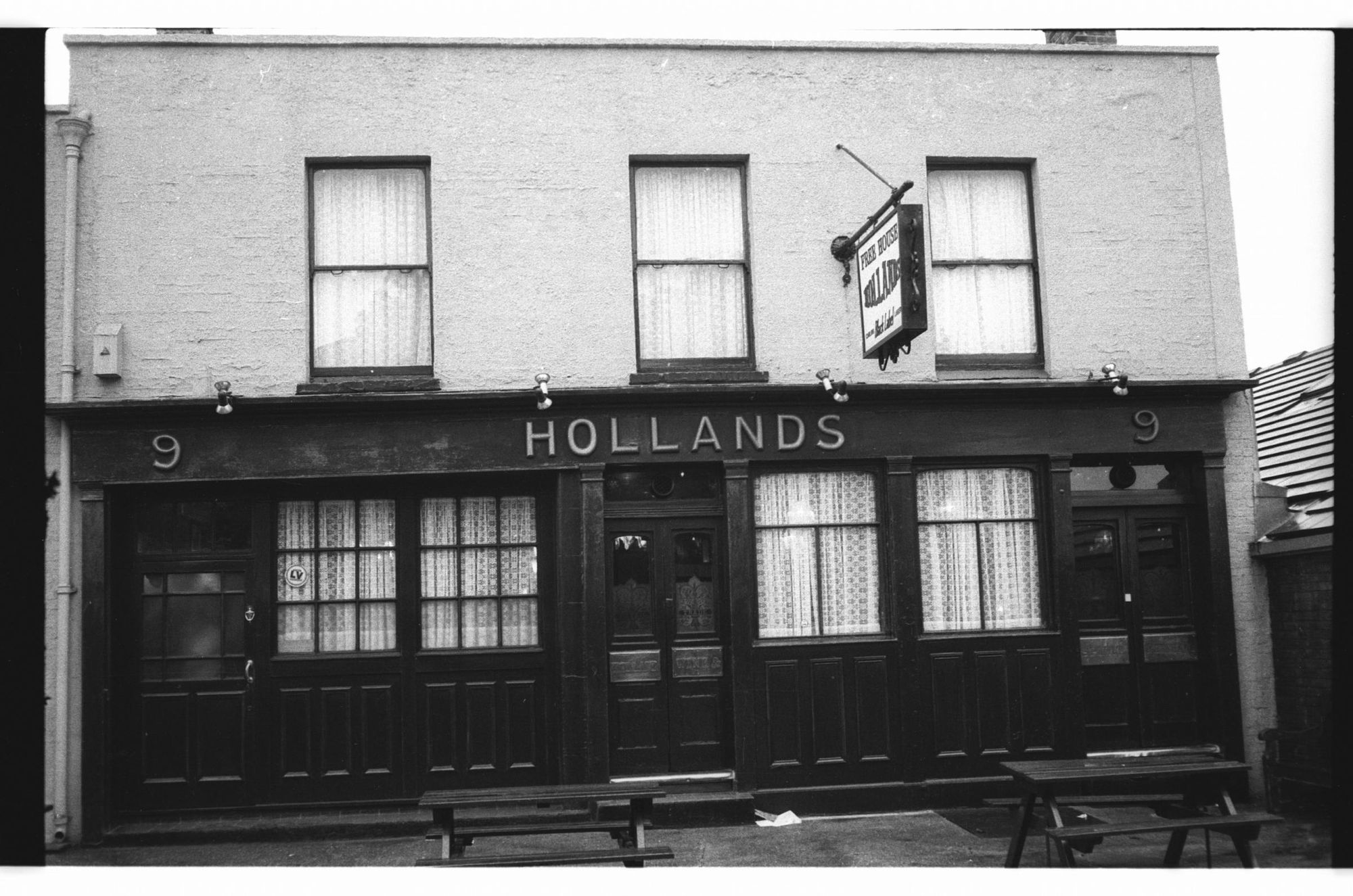 E1-Hollands July 1985.jpg. (Pub, External). Published on 28-12-2017