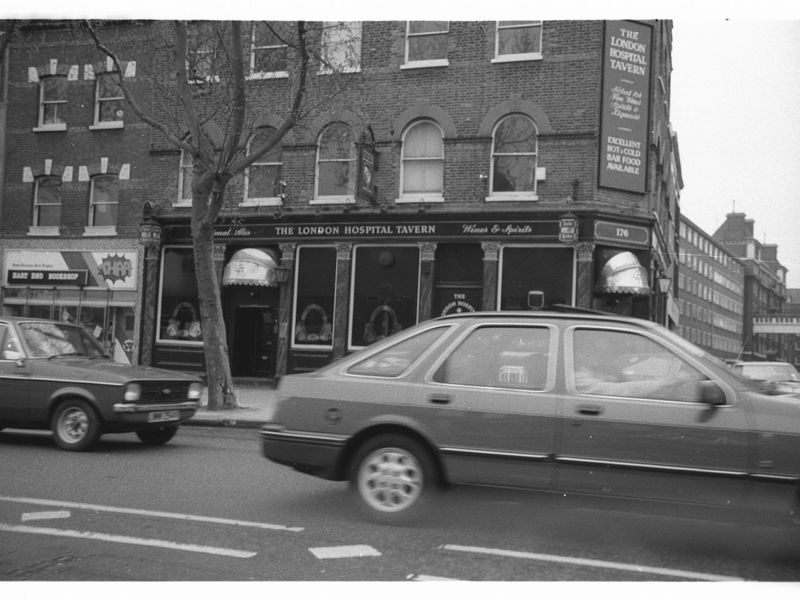 E1-London Hospital Tavern July 1985.jpg. (Pub, External). Published on 29-12-2017