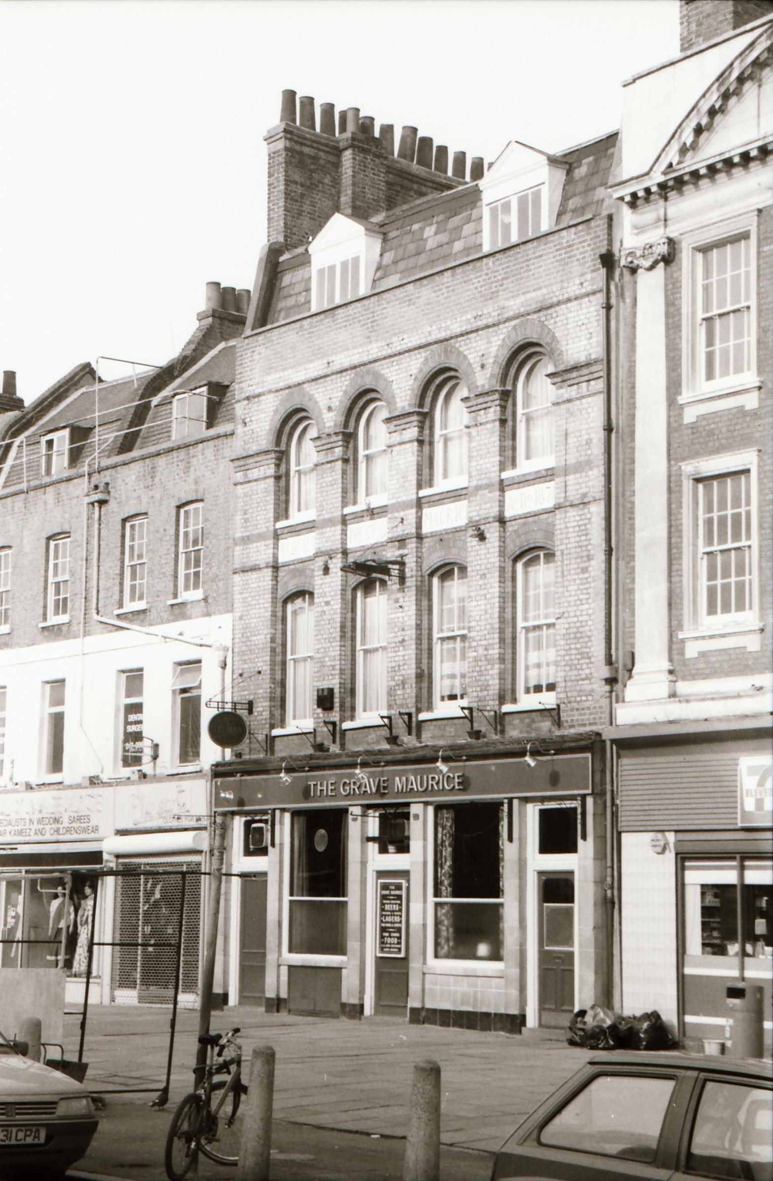 E1-Grave Maurice taken Aug 1989.jpg. (Pub, External). Published on 28-12-2017