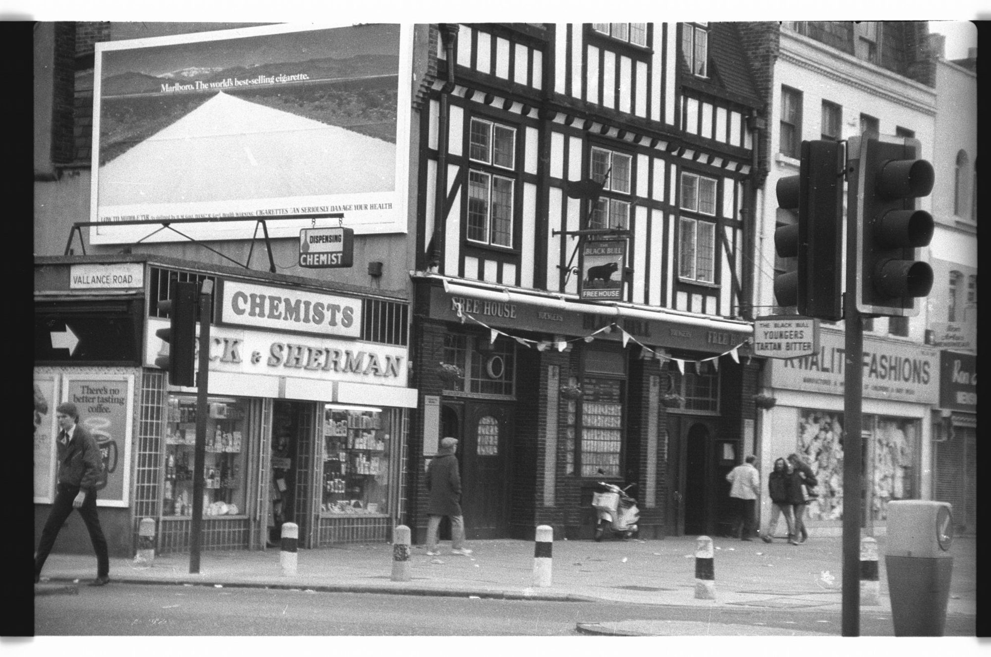 Black Bull London E1 taken in 1985. (Pub, External). Published on 27-12-2017