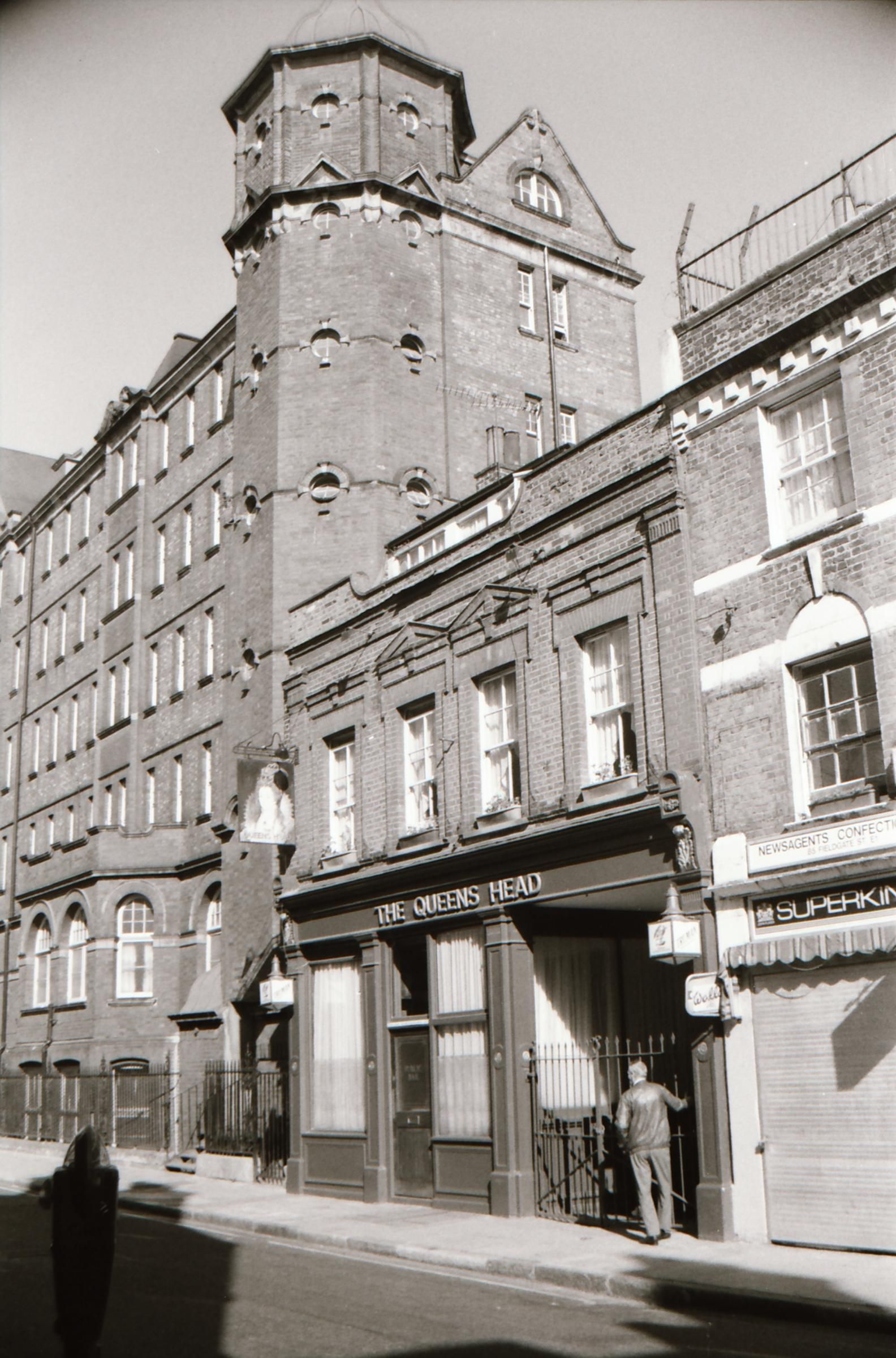 E1-Queens Head Fieldgate St taken Aug 1989.jpg. (Pub, External, Key). Published on 02-01-2018
