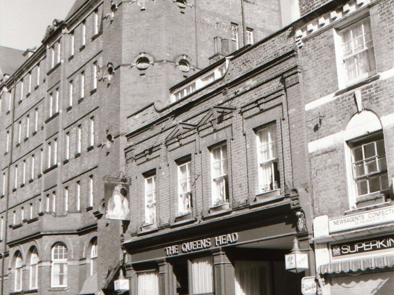 E1-Queens Head Fieldgate St taken Aug 1989.jpg. (Pub, External, Key). Published on 02-01-2018