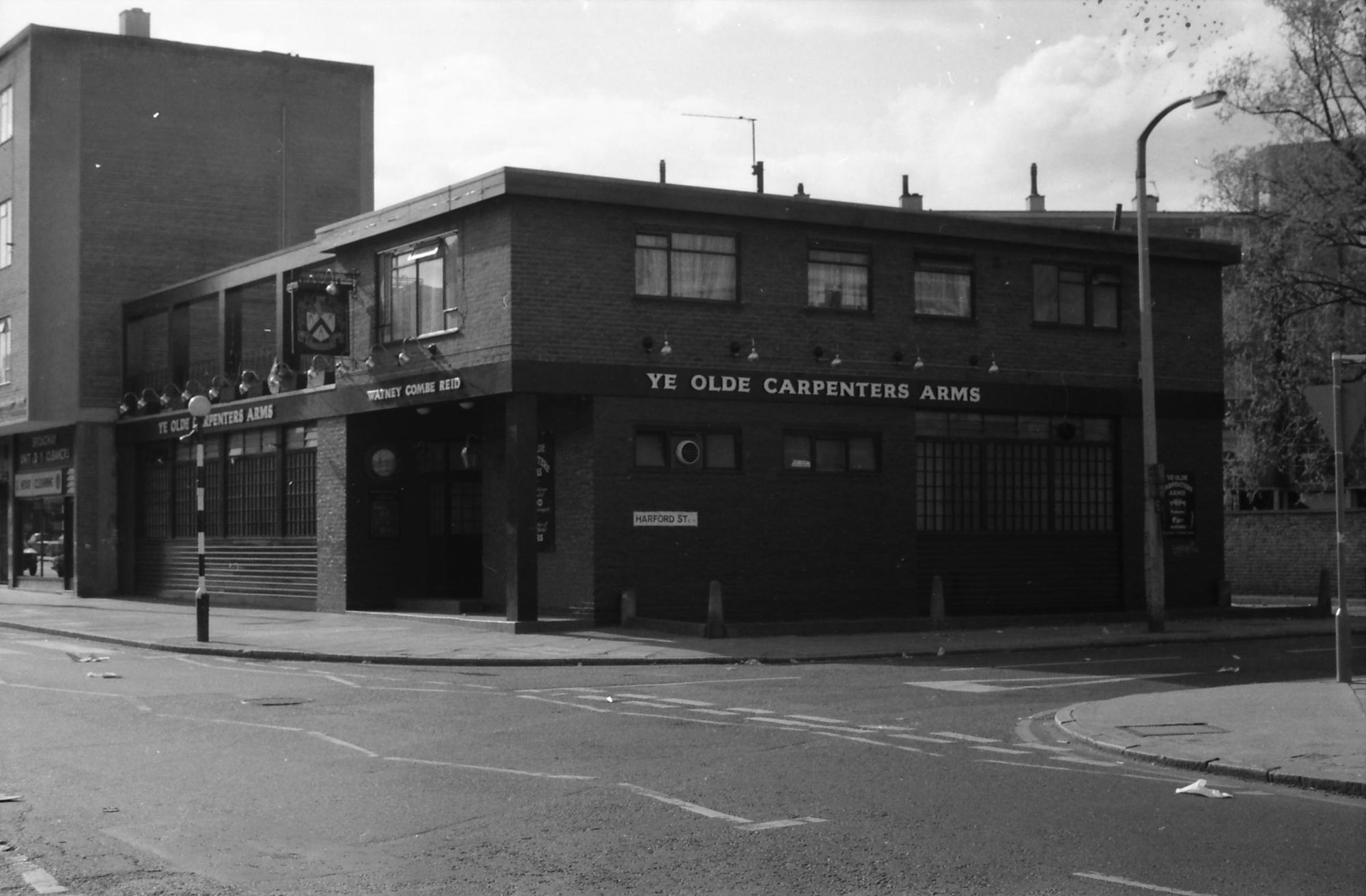 E1- Ye Olde Carpenters Arms taken 19-4-1987.jpg. (Pub, External, Key). Published on 02-01-2018