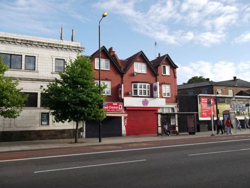 Fifth Avenue - Black Boy London E1. (Pub, External). Published on 23-09-2013