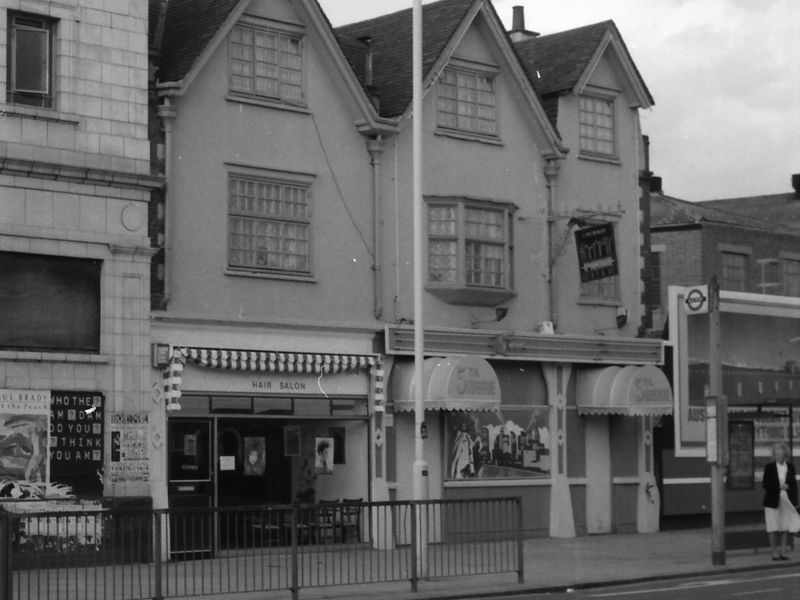 Fifth Avenue/Black Boy London E1 taken 19-4-1987. (Pub, External). Published on 27-12-2017