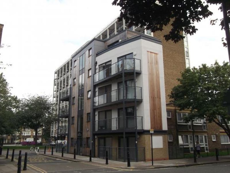 Prince of Wales Globe Road London E1 taken Oct 2014. (Pub, External). Published on 31-10-2014