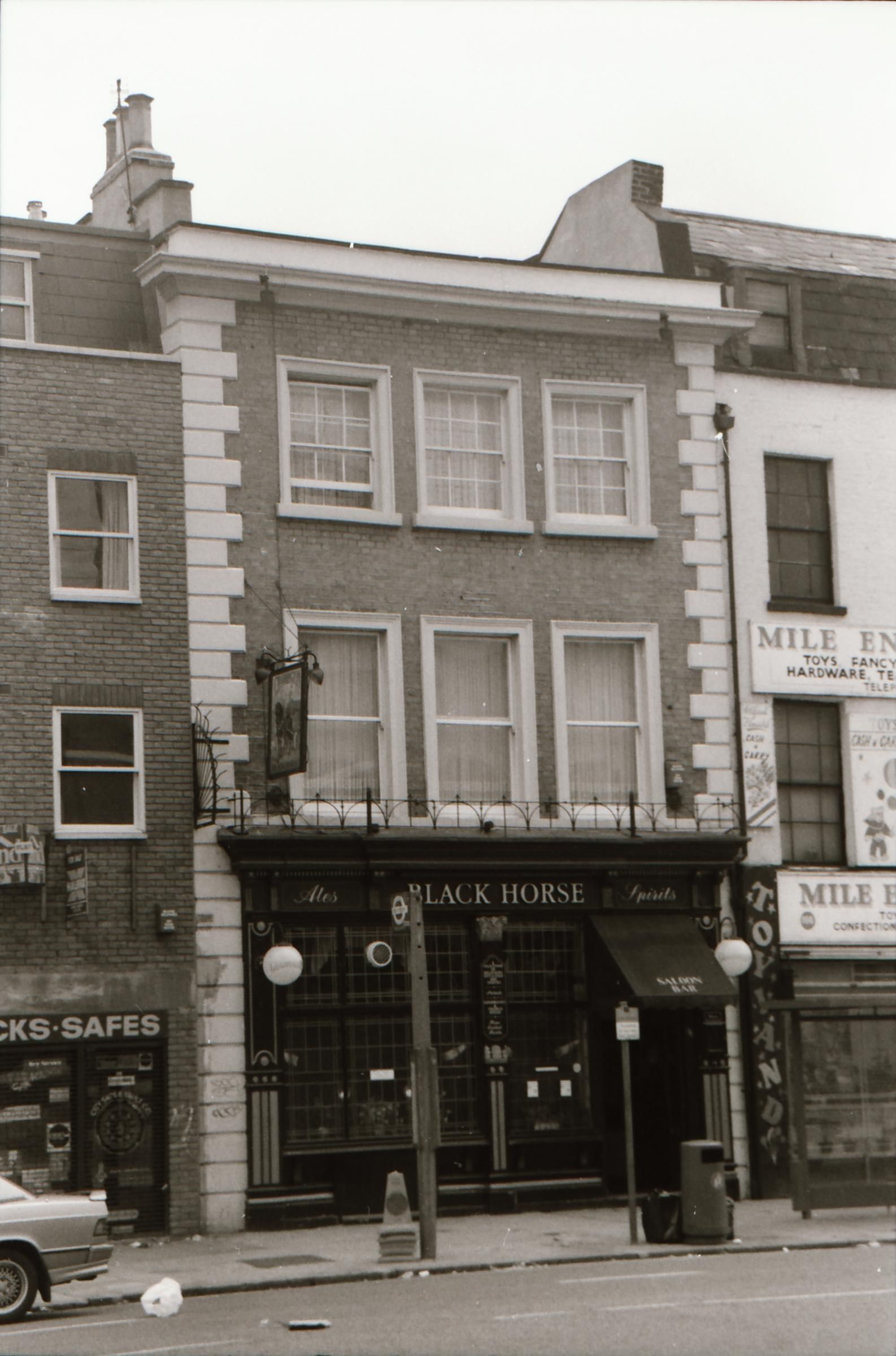 Black Horse London E1 taken in Aug 1989. (Pub, External). Published on 27-12-2017