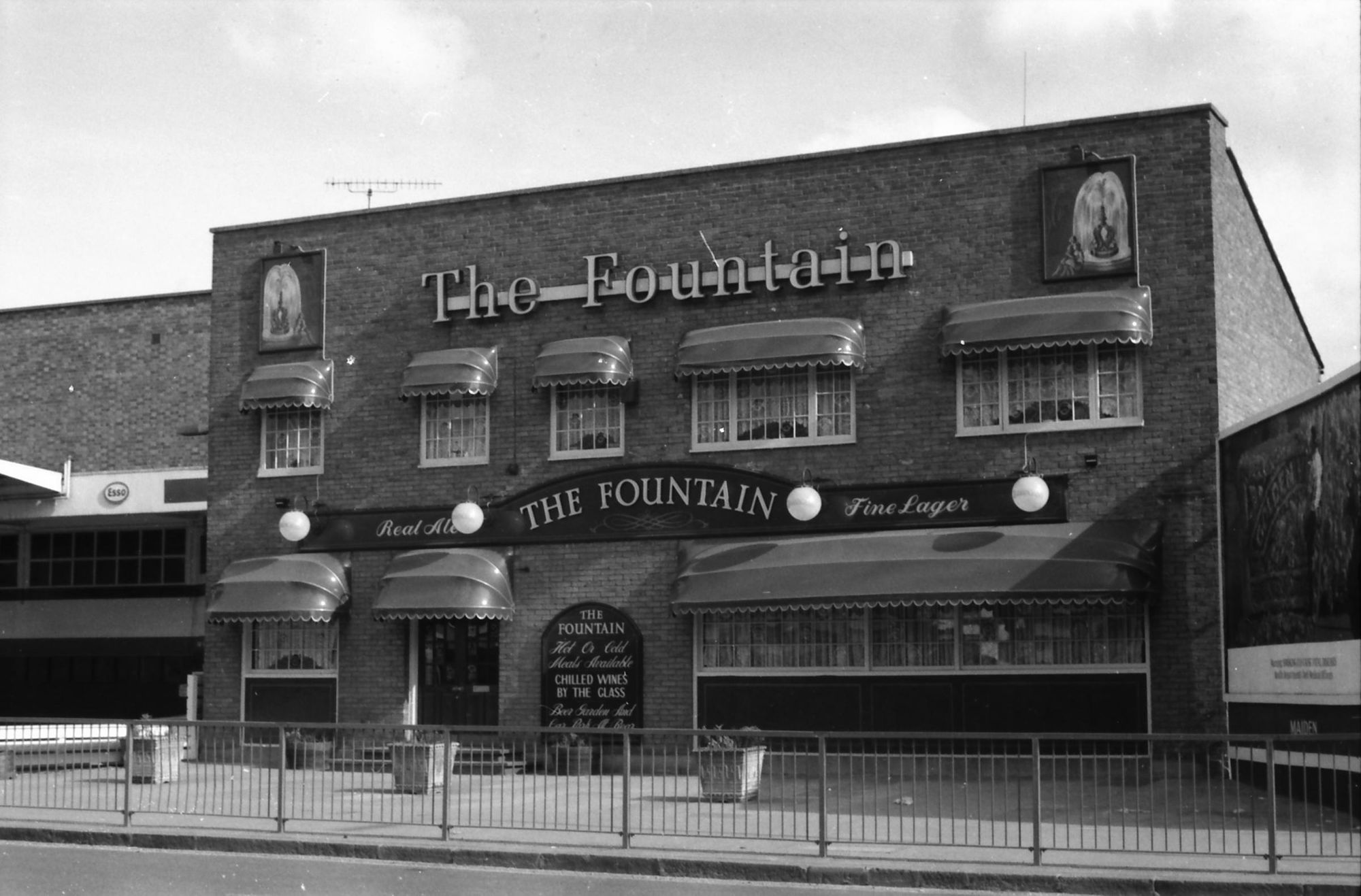 E1-Fountain taken 19-4-1987.. (Pub, External, Key). Published on 02-01-2018