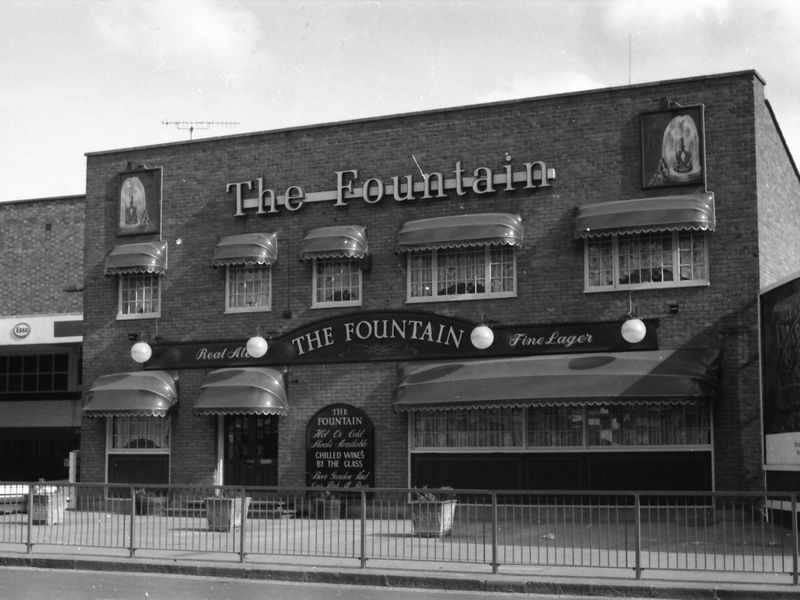 E1-Fountain taken 19-4-1987.. (Pub, External, Key). Published on 02-01-2018