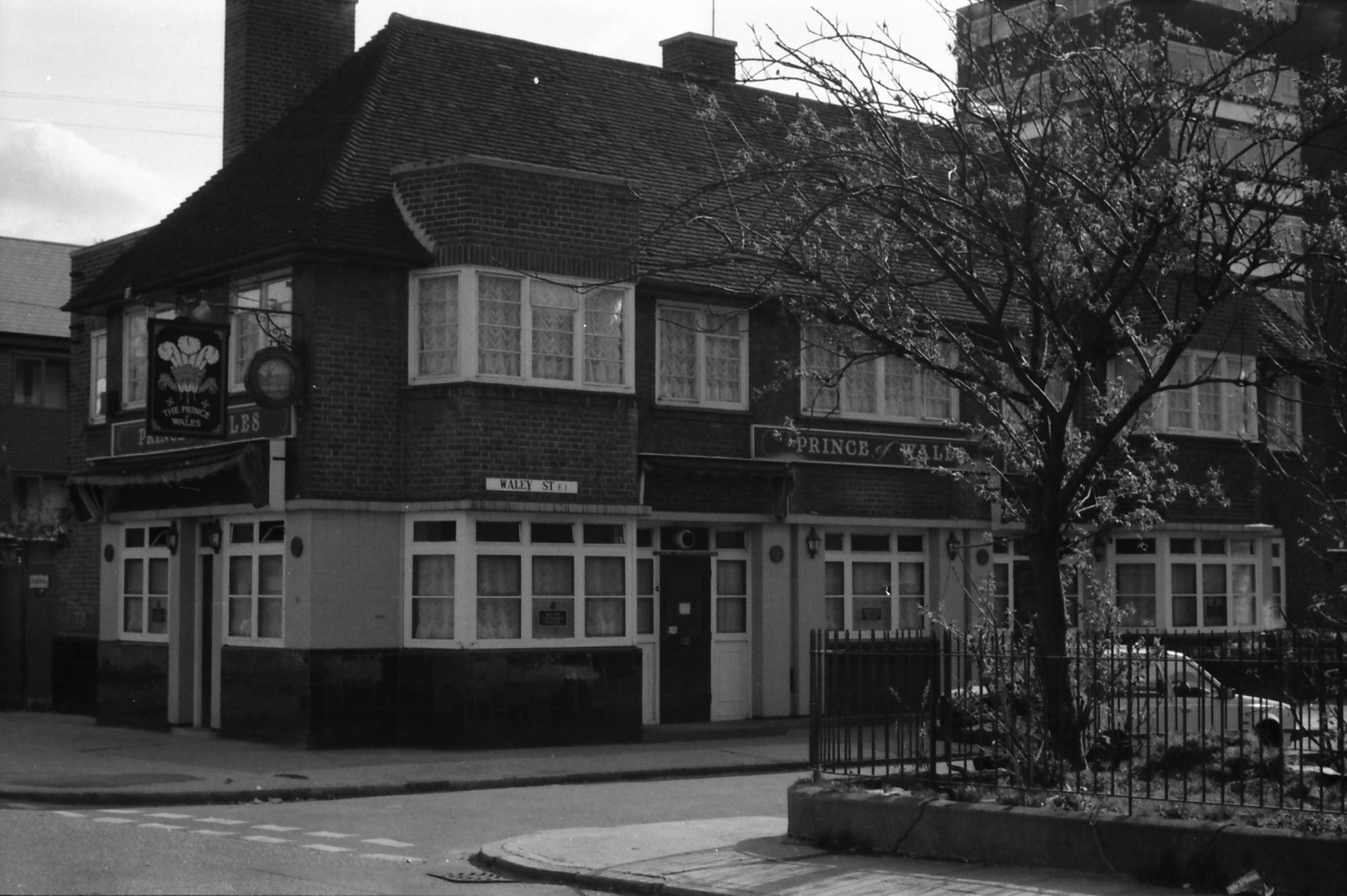 E1-Prince of Wales taken 19-4-1987. (Pub, External, Key). Published on 02-01-2018