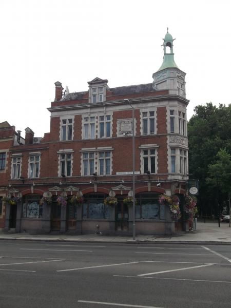 White Hart Mile End Rd London E1 taken Aug 2013. (Pub, External). Published on 19-11-2013