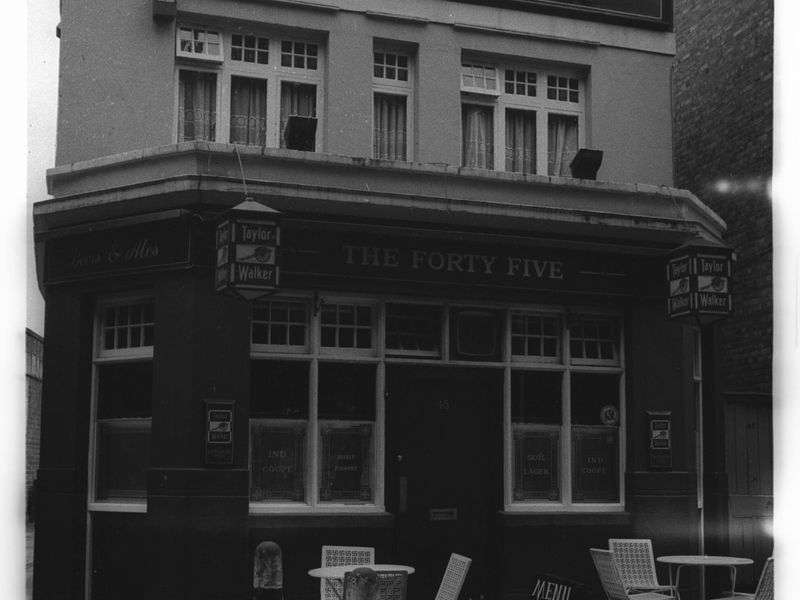 E1-Three Cranes Aug 1985.jpg. (Pub, External, Key). Published on 02-01-2018