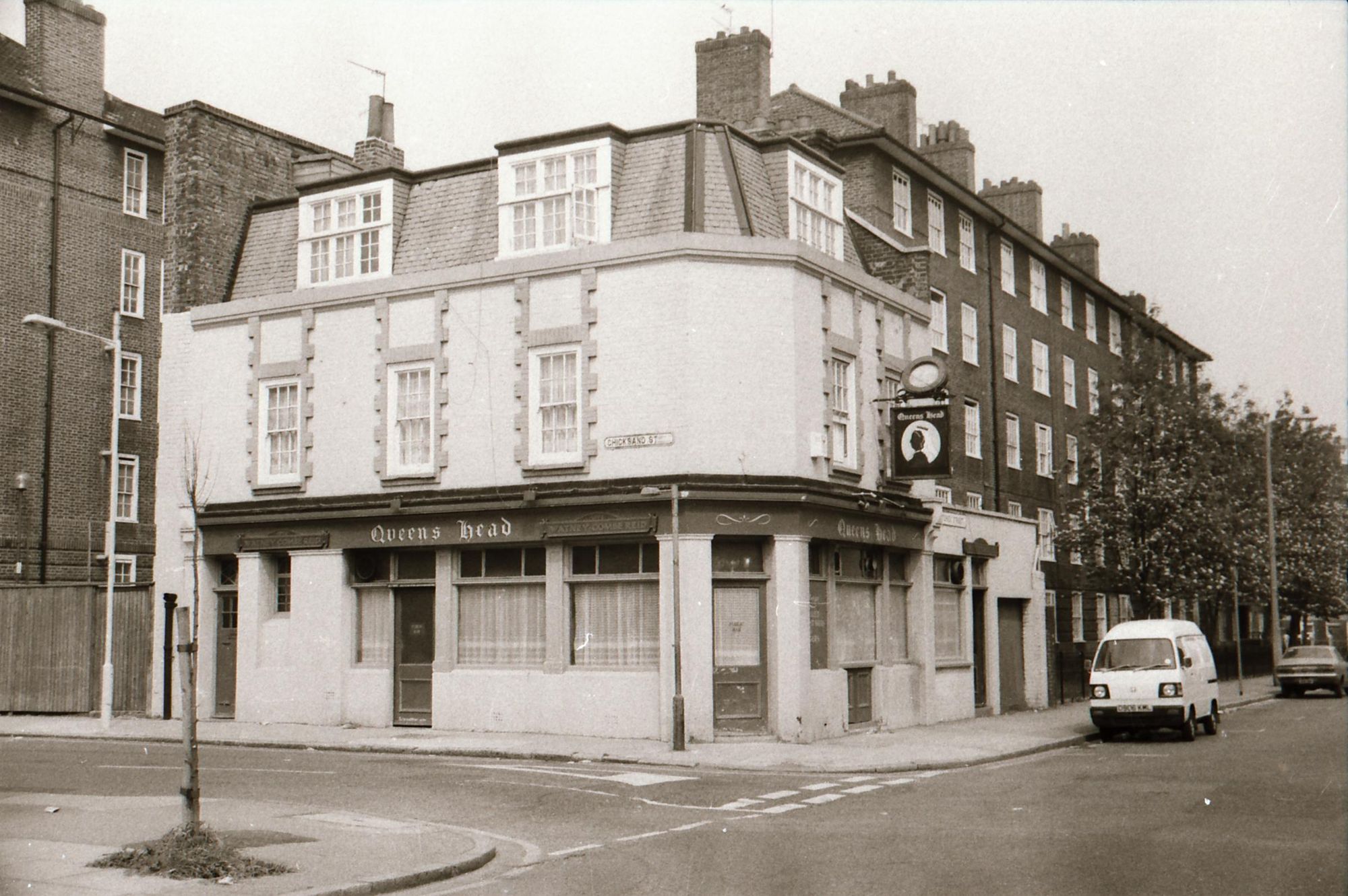 E1-Queens Head Greatorex St taken July 1989.jpg. (Pub, External, Key). Published on 02-01-2018