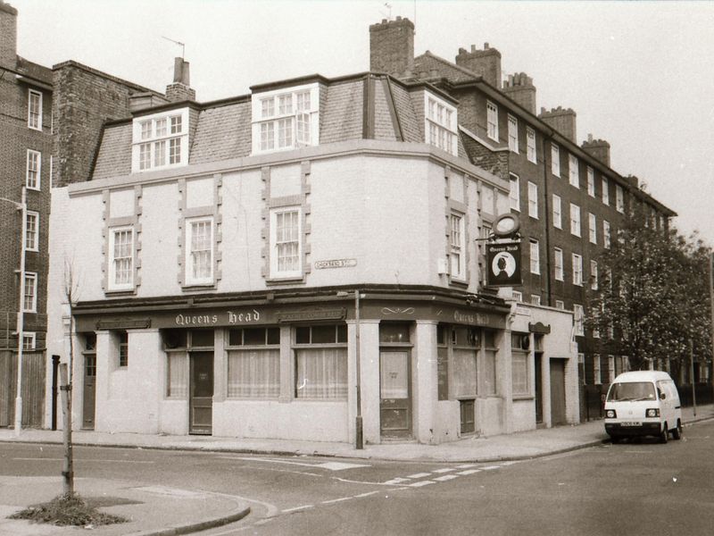 E1-Queens Head Greatorex St taken July 1989.jpg. (Pub, External, Key). Published on 02-01-2018 
