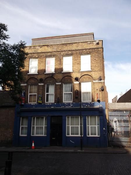 Lion-Tapp St-London E1. (Pub, External). Published on 03-10-2013