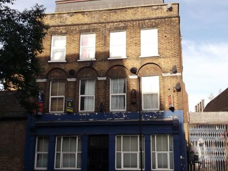 Lion-Tapp St-London E1. (Pub, External). Published on 03-10-2013