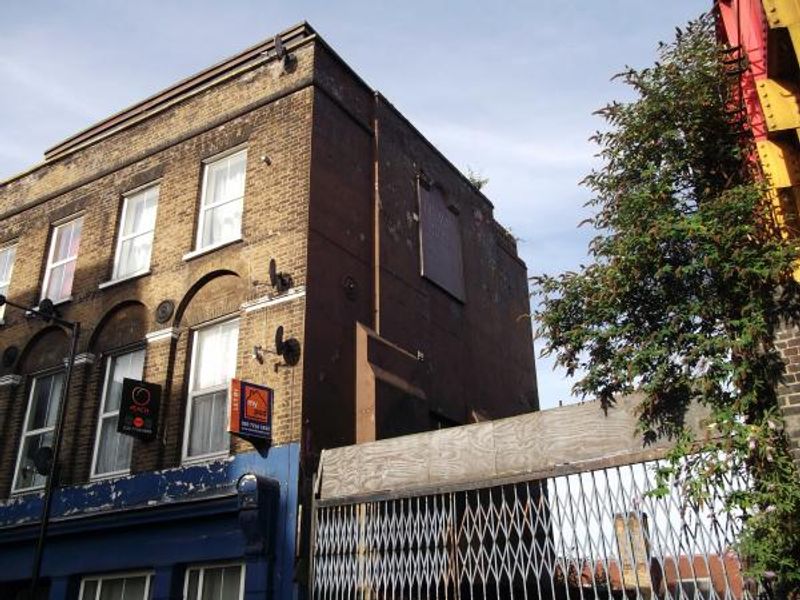 Lion London E1 taken Aug 2013. (Pub, External). Published on 12-11-2013