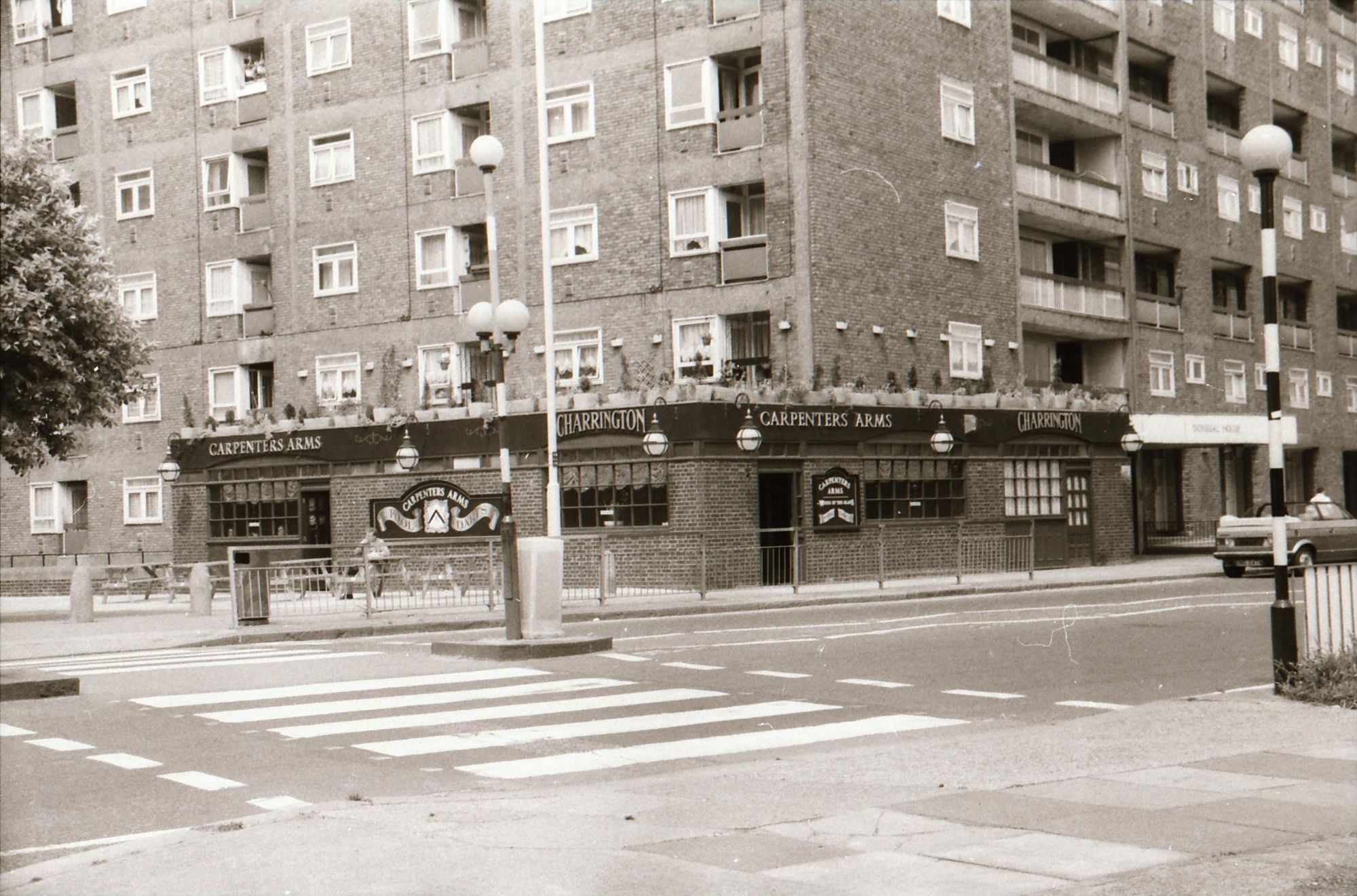 E1-Carpenters Arms taken July 1989.. (Pub, External). Published on 02-01-2018