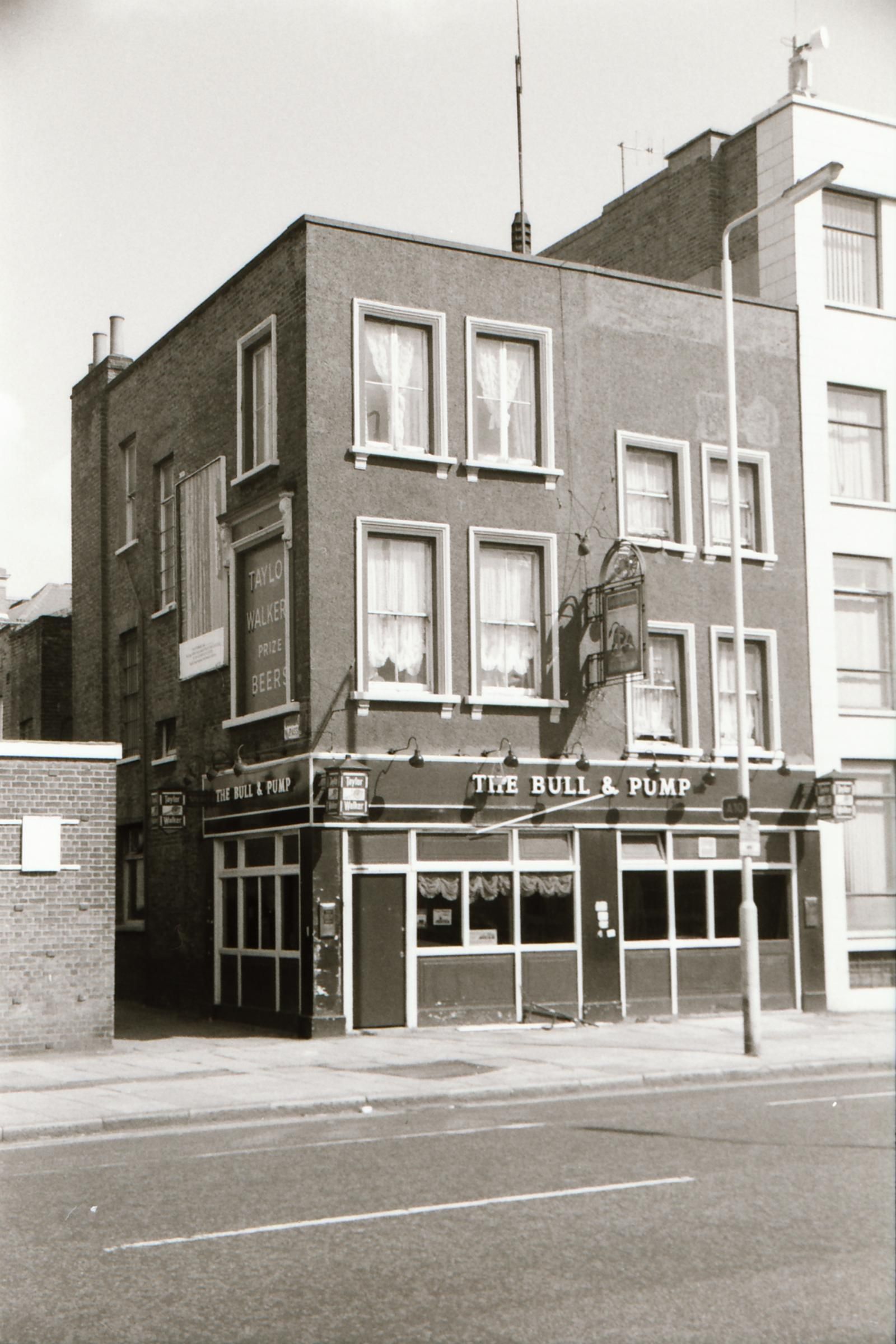 Bull & Pump London E1 taken in Aug1989. (Pub, External). Published on 27-12-2017