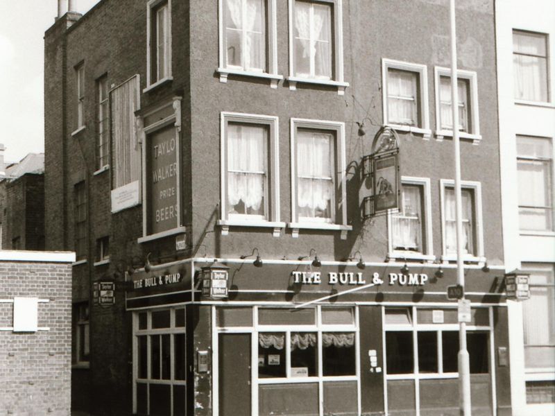 Bull & Pump London E1 taken in Aug1989. (Pub, External). Published on 27-12-2017 