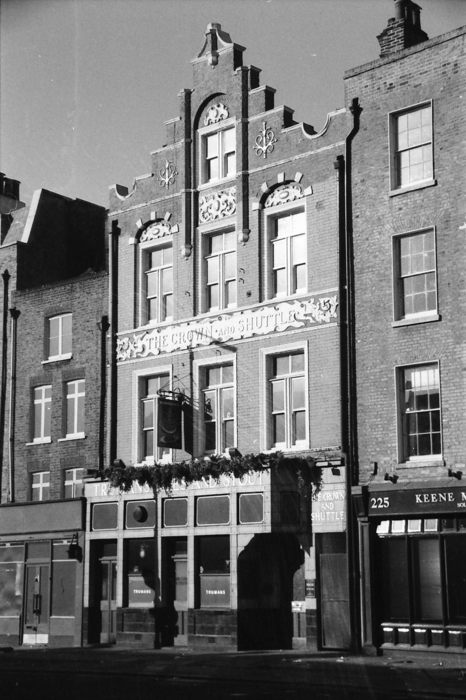 Crown & Shuttle  London E1 taken 10 Dec 1988. (Pub, External). Published on 27-12-2017