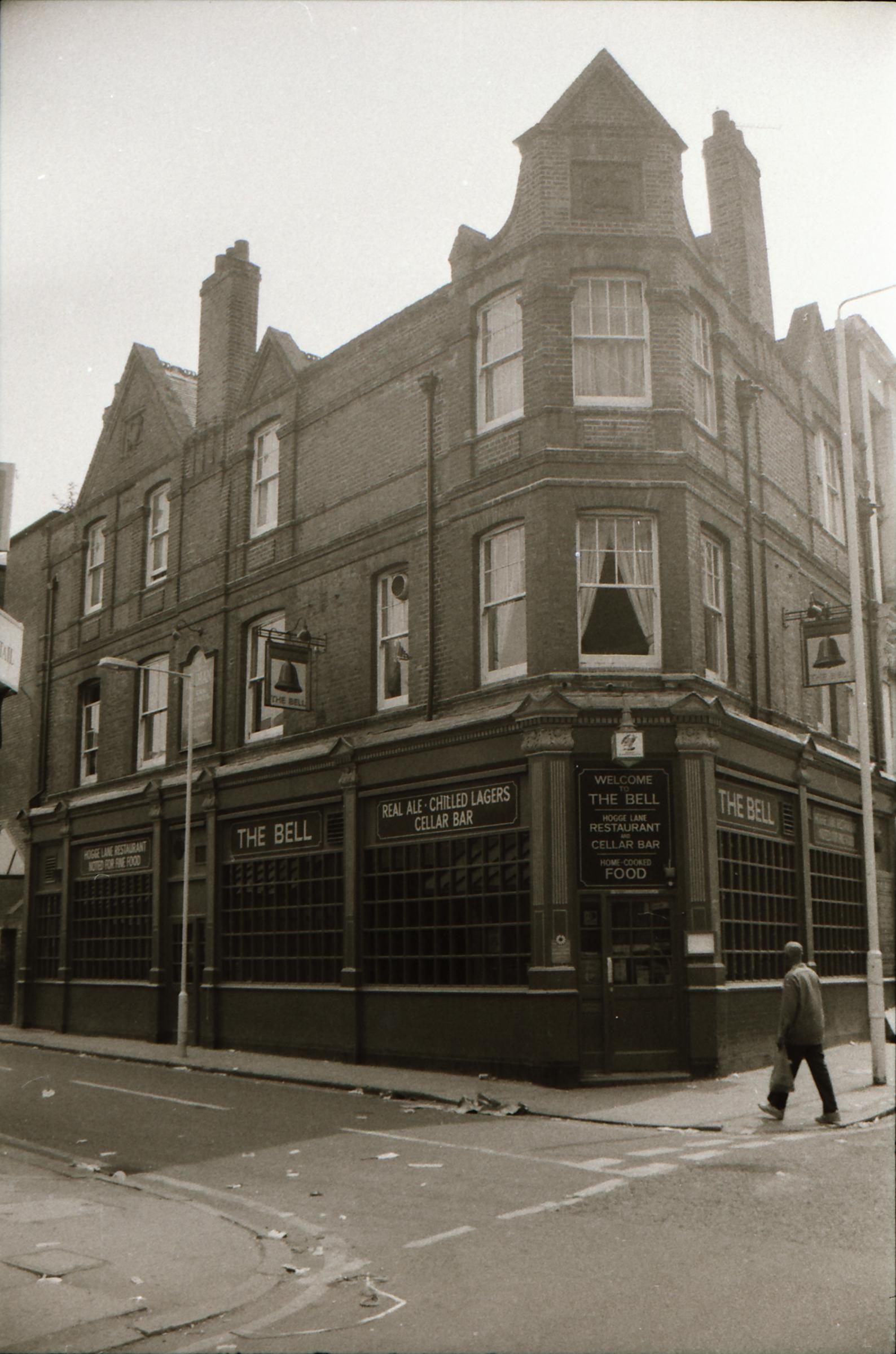 Bell London E1 taken in July 1989. (Pub, External). Published on 27-12-2017