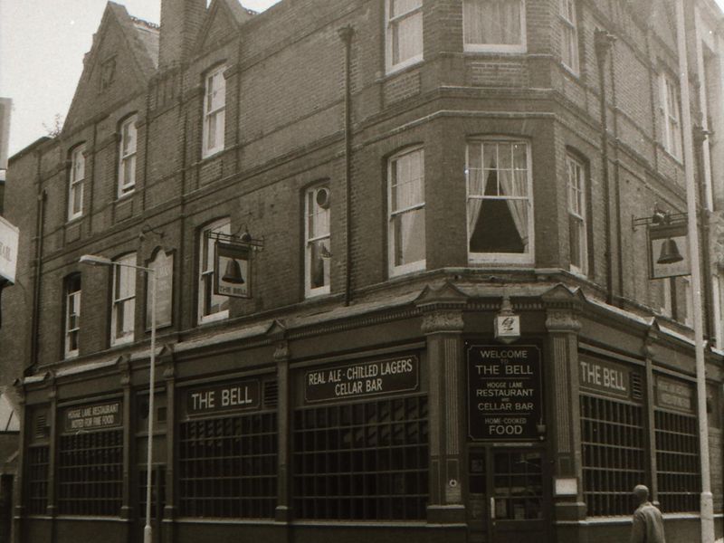 Bell London E1 taken in July 1989. (Pub, External). Published on 27-12-2017