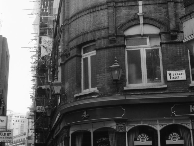 Kings Stores London E1 taken 18 Sept 1988. (Pub, External). Published on 28-12-2017 