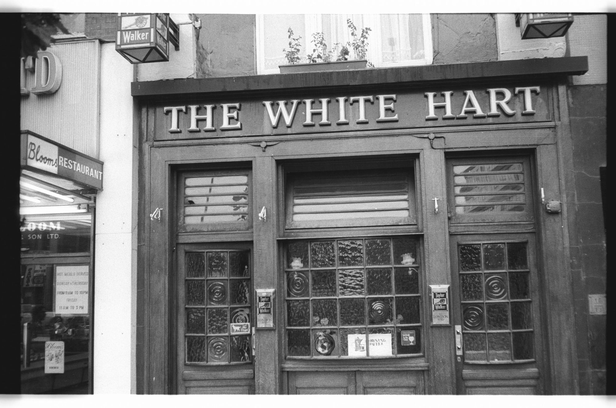 E1-White Hart Whitechapel High St Aug 1985.. (Pub, External). Published on 02-01-2018
