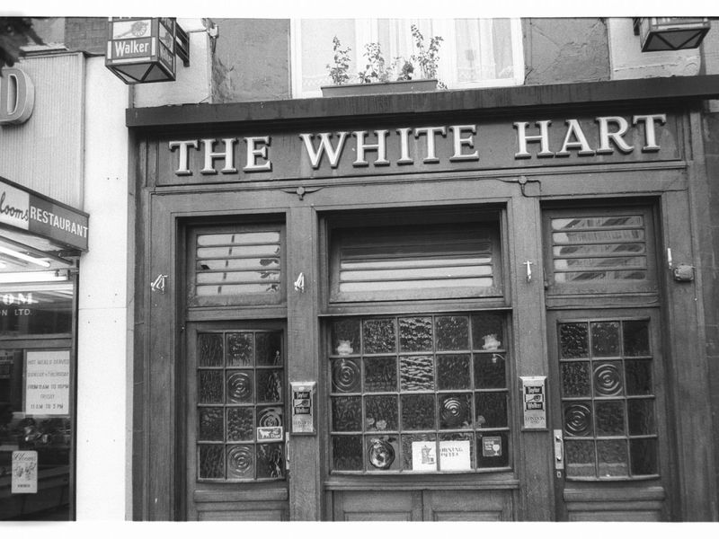 E1-White Hart Whitechapel High St Aug 1985.. (Pub, External). Published on 02-01-2018