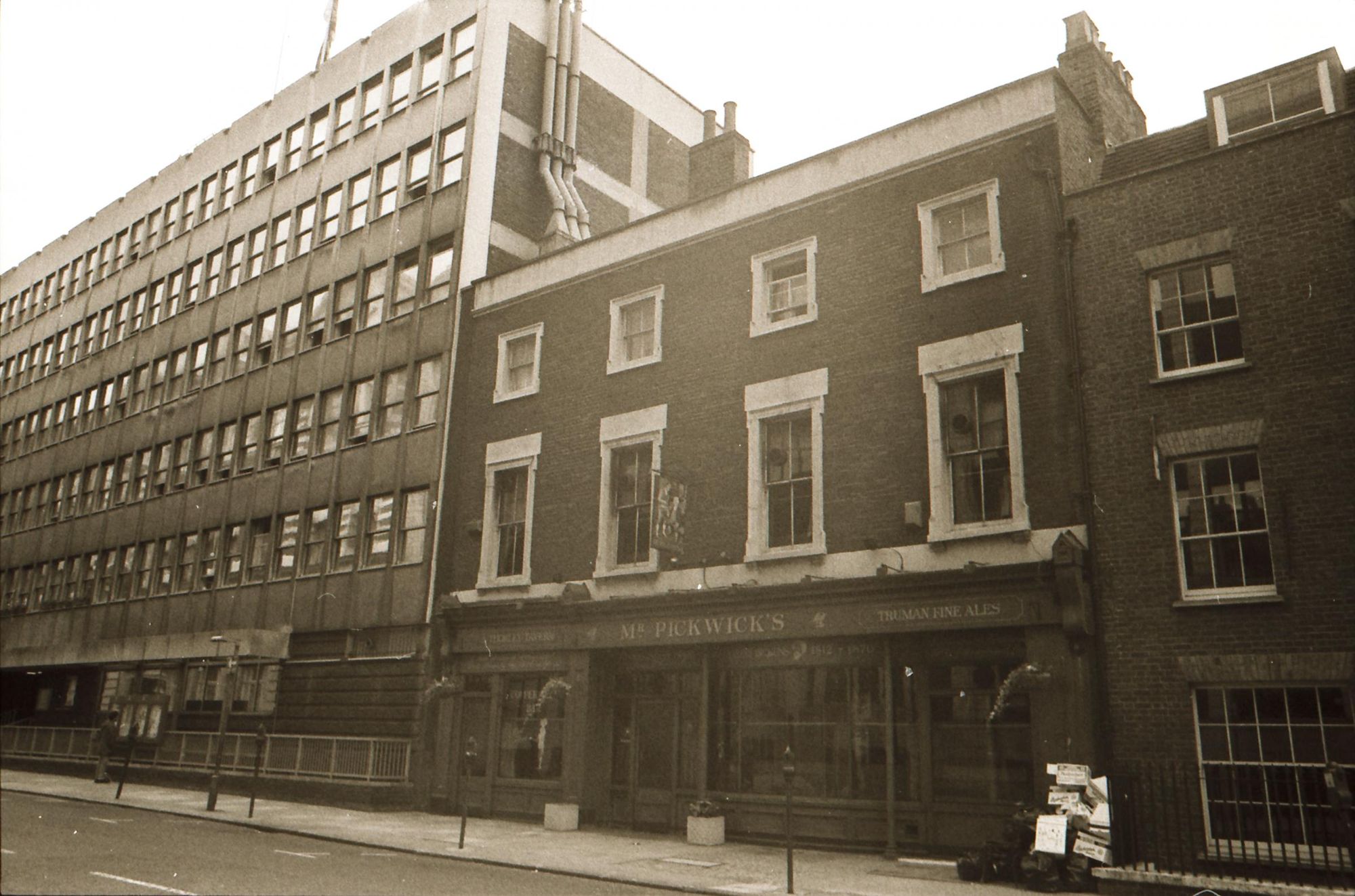 E1-Mr Pickwicks taken May 1994.jpg. (Pub, External). Published on 29-12-2017